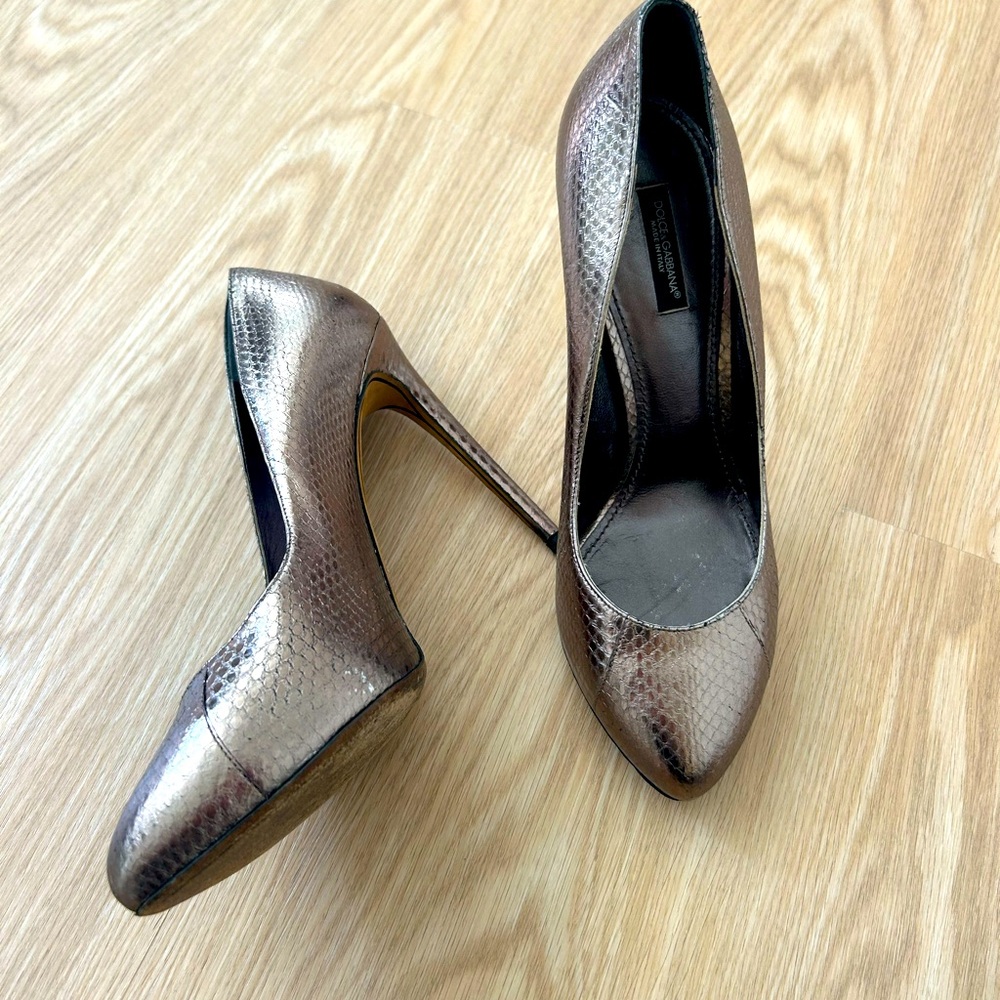 Dolce & Gabbana gold heels size 40. In good pre owned condition